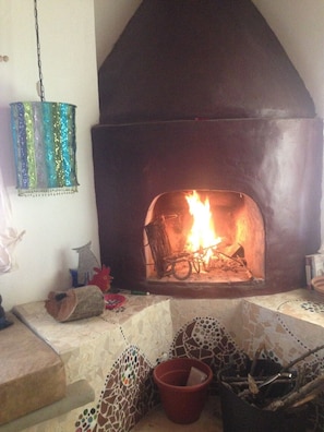 Chimenea de leña en la sala