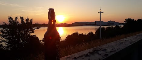 Wir genießen gerne unser Feierabendbier am Deich mit Blick auf die Weser.