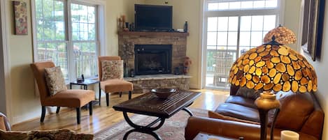 Cozy Family Room-BEST location: walk to slopes, 🛷hill, restaurants+grocery store