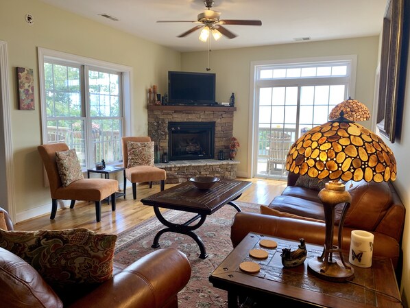 Cozy Family Room-BEST location: walk to slopes, 🛷hill, restaurants+grocery store