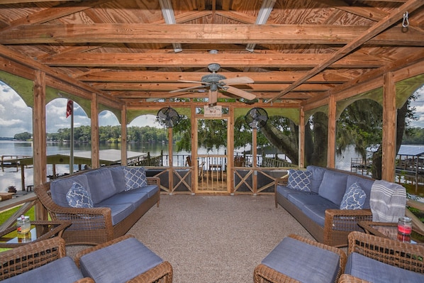 Enjoy our comfy screened in porch. Perfect for relaxing!