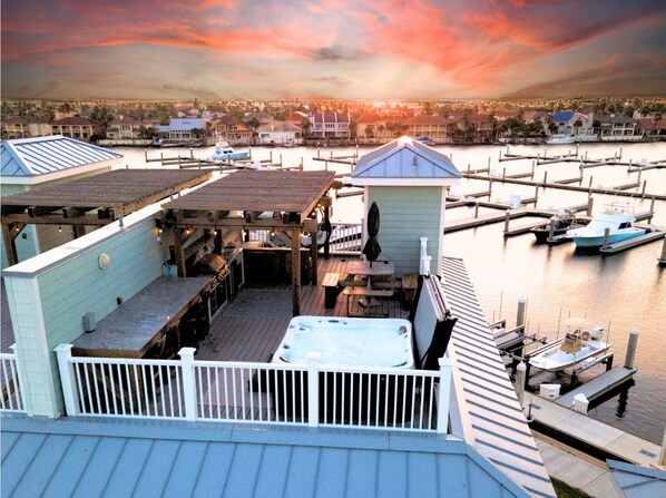 Rooftop: 7 person spa, bluetooth, party lights, grill, sink, icemaker, lounge
