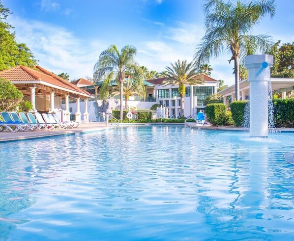 Huge swimming pool, there’s enough room for the whole party!