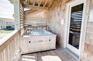 Surf-or-Sound-Realty-Triple-Fins-902-Hot-Tub