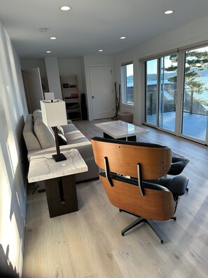 Amazing office w/ high end king sleeper sofa; sliding doors & lake facing deck