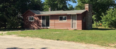 Our cozy guest cabin 5 minute walk to Munising Waterfalls