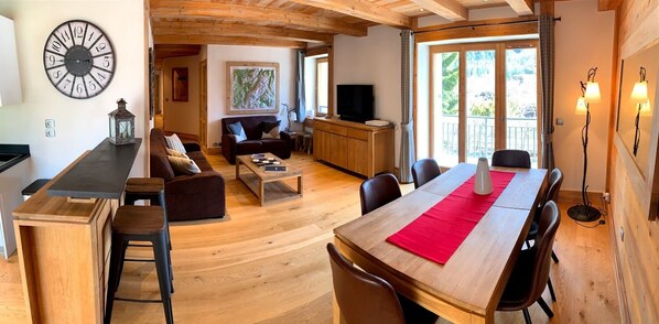 Bright, tasteful and spacious lounge/dining with comfortable & modern amenities