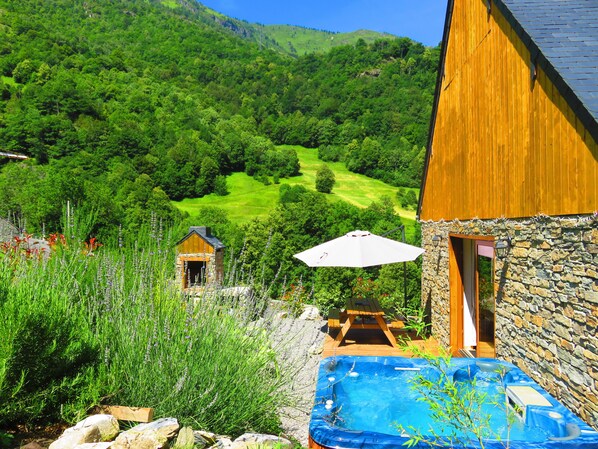 Outdoor spa tub