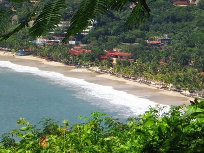 Bungalow de artista tropical con vistas panorámicas al mar y la bahía.