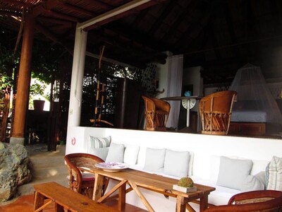 Bungalow de artista tropical con vistas panorámicas al mar y la bahía.