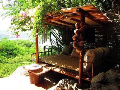 Bungalow de artista tropical con vistas panorámicas al mar y la bahía.