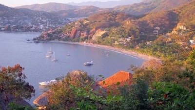 Bungalow de artista tropical con vistas panorámicas al mar y la bahía.