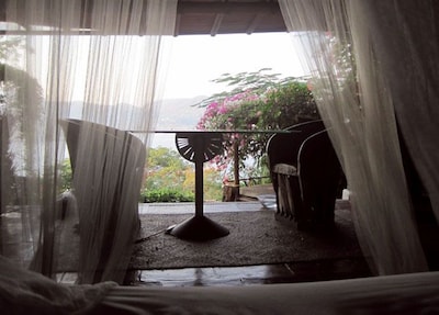 Bungalow de artista tropical con vistas panorámicas al mar y la bahía.