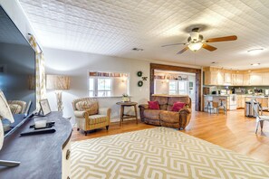 Living Room | Cable TV | Central A/C & Heating | Free WiFi