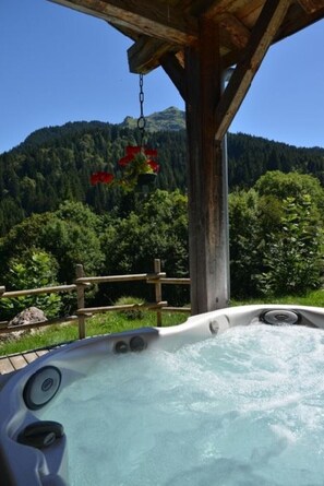 Outdoor spa tub