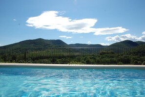 Vue sur les Cévennes depuis la piscine