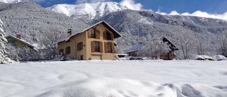 La maison vue de loin