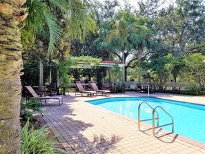 Community Pool w/Gas Grills
