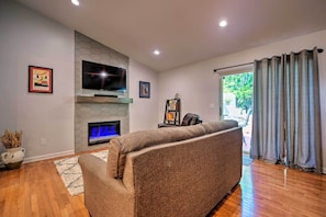 Living Room | Free WiFi | Cable TV | Central A/C & Heat