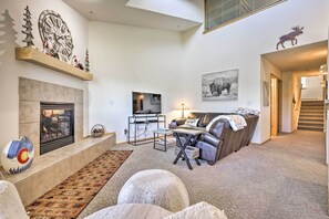 Living Room | Free WiFi | Gas Fireplace