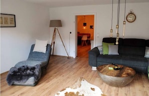 Ferienwohnung "Zum Wächtersturm"-Wohnzimmer mit großer Schlafcouch