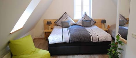 Ferienwohnung "Zum Dreikönigsturm"-Schlafzimmer mit Boxspringbett