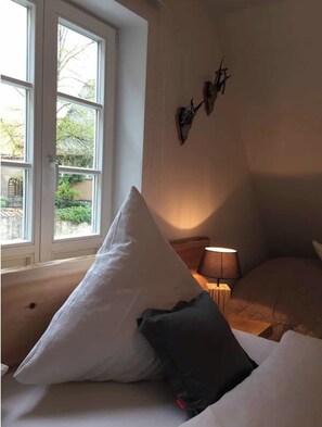 Ferienwohnung "Zum Dreikönigsturm"-Schlafzimmer mit Zusatzbett