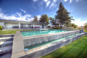 Beautiful infinity pool.
  **Pool is not heated, inquire with host.**