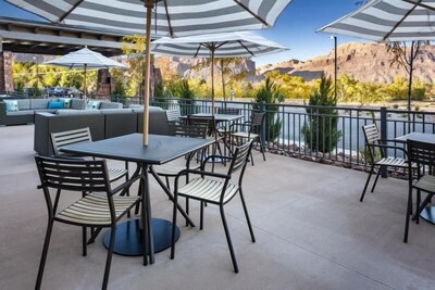 Close to the Arches! Elegant Unit for 4, Free Breakfast, Pool, Hot Tub, Parking