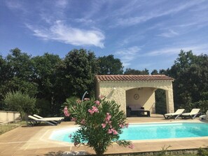 Pool house avec douche solaire, piscine de 8.5*4.1m et de profondeur variable (1.1 à 2m)