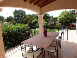 Table extérieure, en granite rose, ombragée.