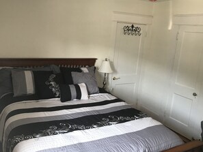 Comfy Queen Bedroom with air conditioner 