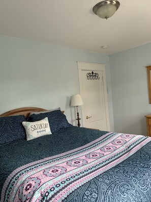 Comfy Queen Bedroom with air conditioner 