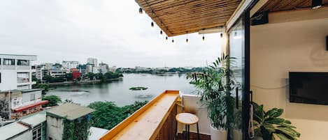 lovely bar with Romantic lake view- the common space. 