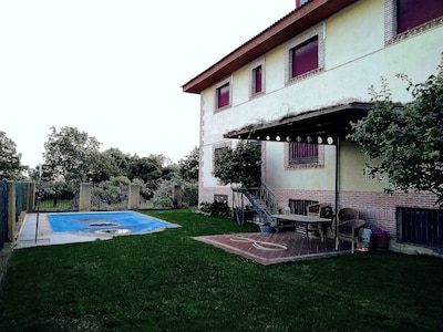 Blick auf die Sierra de Gredos und den Pool für heiße Sommer