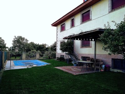 Vistas de la Sierra de Gredos y piscina para los calurosos veranos