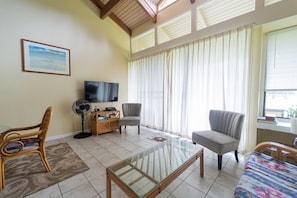 Living Room, Furniture, Indoors, Table, Floor