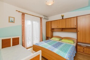 Schlafzimmer 1