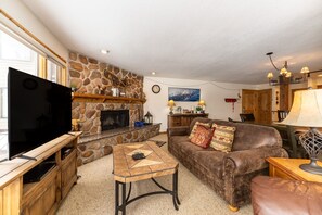 Living area offering a gas fireplace and cozy furnishings.