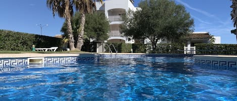 Blick vom Pool auf die Wohnung (oberste Etage + Dachterrasse)