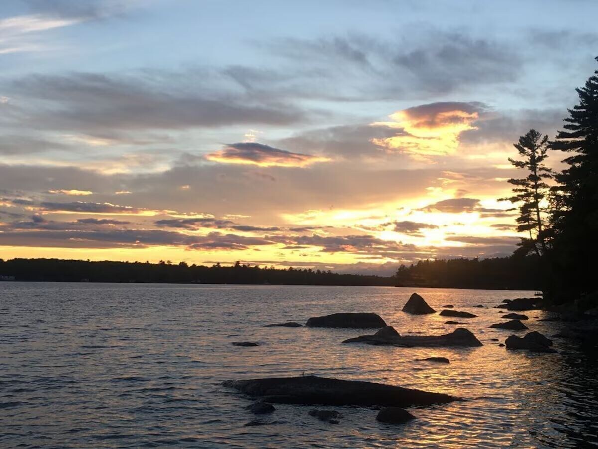 Rocky Haven: Tranquil Lakeside Cottage Near Acadia