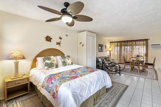 Kona Shores 203: Amazing location&fully equipped condo in Oceanfront complex!