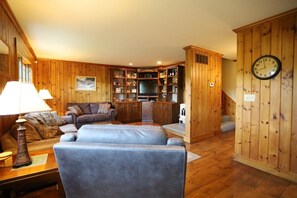 Living room with TV in Private Home near Waterville Valley