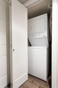 Designer Condo close to lifts. Large pool & hot tub, free wifi & secure parking