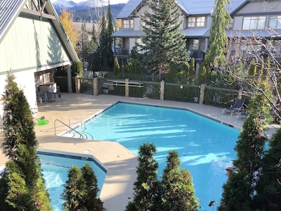 Designer Condo close to lifts. Large pool & hot tub, free wifi & secure parking