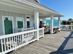 Front deck facing ocean with chairs and picnic table