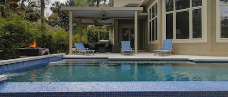 Large Pool, outdoor kitchen, sun and pergola