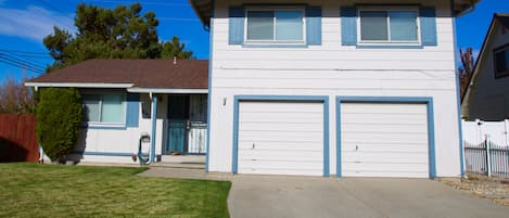 MODERATELY PRICED 3BR/2 1/2BA HOME LOCATED NEAR ATLANTIS HOTEL/CASINO