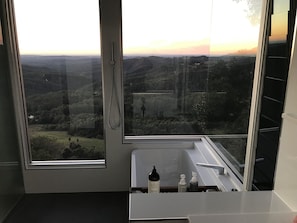  Bath and shows with spectacular views to the coast 