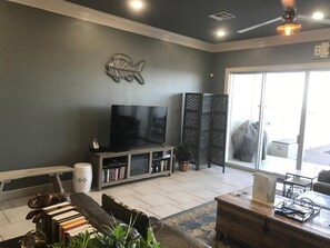 Living Room w/Smart TV, Stereo, Library, Games. WiFi, All Leather Furniture.